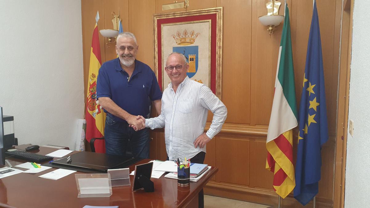 El Ayuntamiento de Pego y el Automóvil Club AIA sellan un año más un acuerdo de colaboración El Ayuntamiento de Pego y el Automóvil Club AIA sellan un año más un acuerdo de colaboración