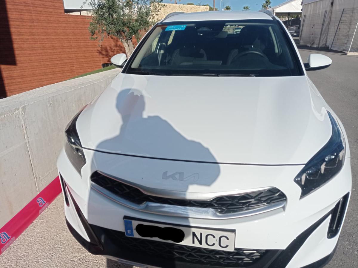 URGENTE [FOTO] Necesitamos que el dueño de este coche lo retire de manera urgente y lo aparque en otro lugar. Muchas gracias.