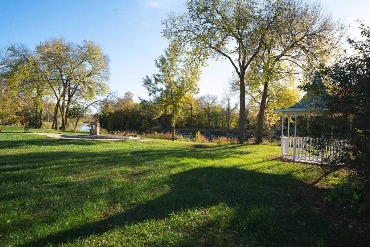 Riverside Park: Shade On Memorial