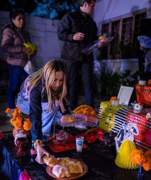 Celebrando Día de Muertos con los vecinos