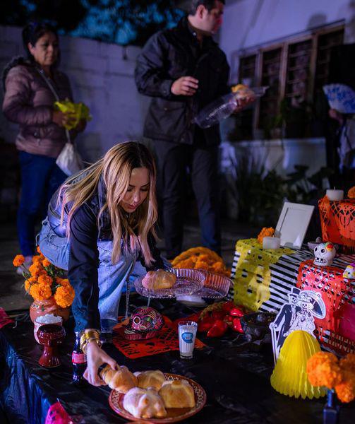 Celebrando Día de Muertos con los vecinos Celebrando Día de Muertos con los vecinos