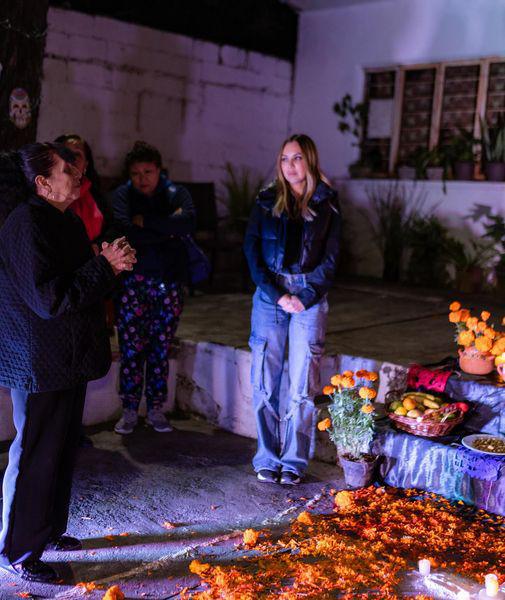 Celebrando Día de Muertos con los vecinos