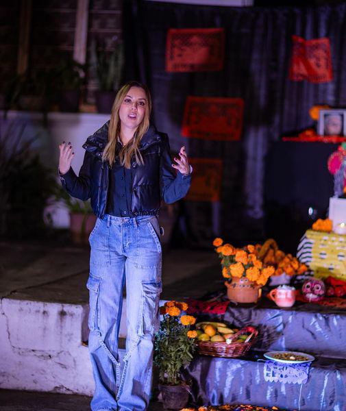 Celebrando Día de Muertos con los vecinos Celebrando Día de Muertos con los vecinos