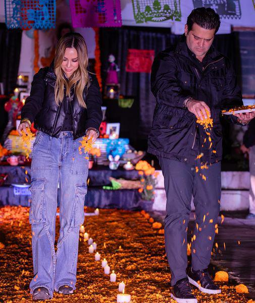 Celebrando Día de Muertos con los vecinos