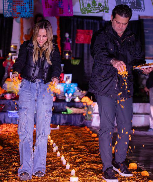 Celebrando Día de Muertos con los vecinos