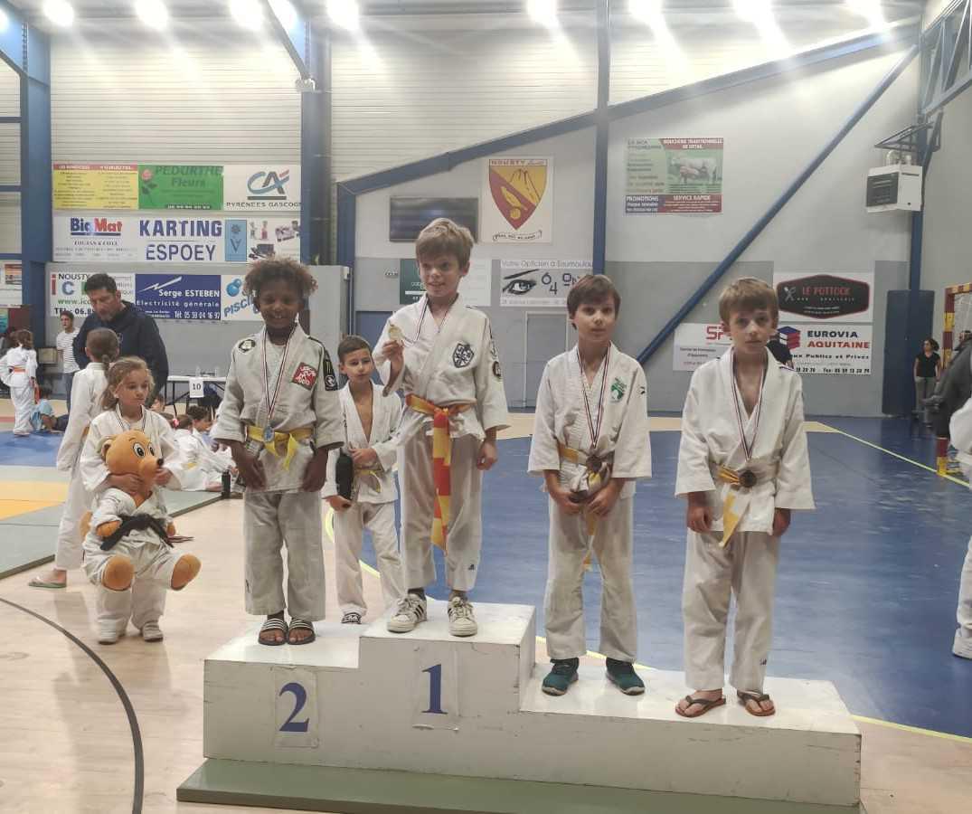 Tournoi du JCS a Nousty du 21/10/2023 ... Très bonne participation de tous vaillants petits champions de Lescar Judo ...