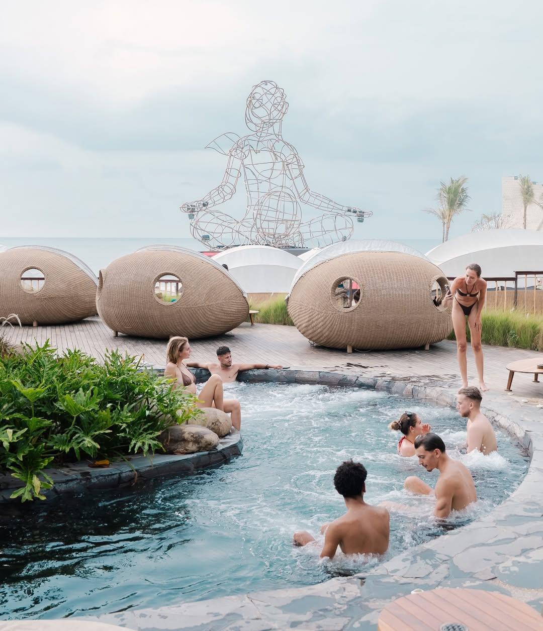 Luna Beach Club