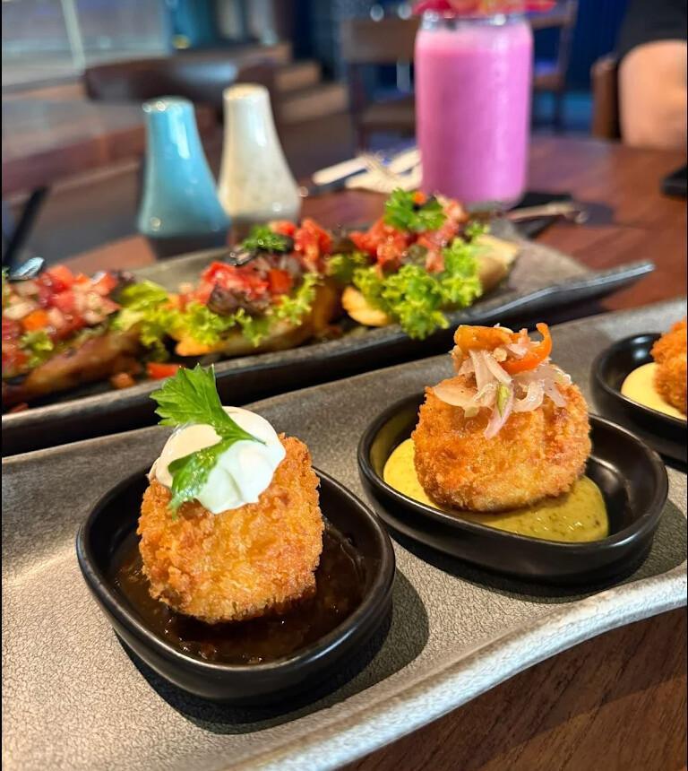 C'est La Vie Restaurant & Bar 