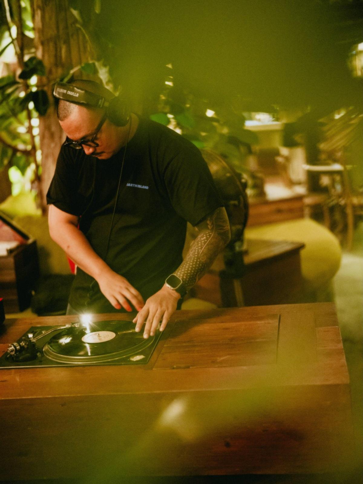 Sunday Roast with Live Band at Woods Bali Sunday Roast with Live Band at Woods Bali