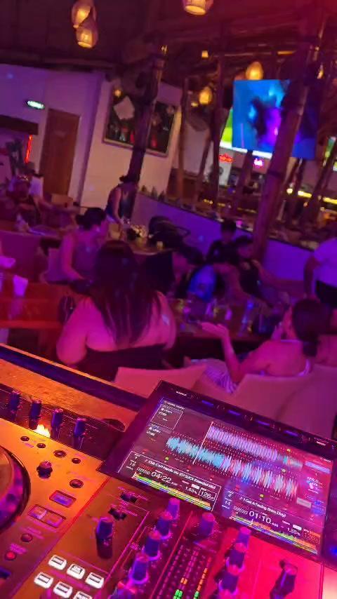 DJ Vive at Bamboo Bar & Grill Kuta DJ Vive at Bamboo Bar & Grill Kuta