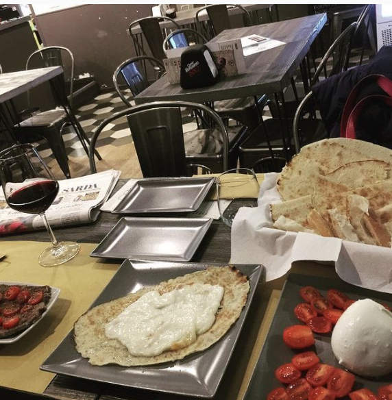 Formaggio fuso e pane carasau