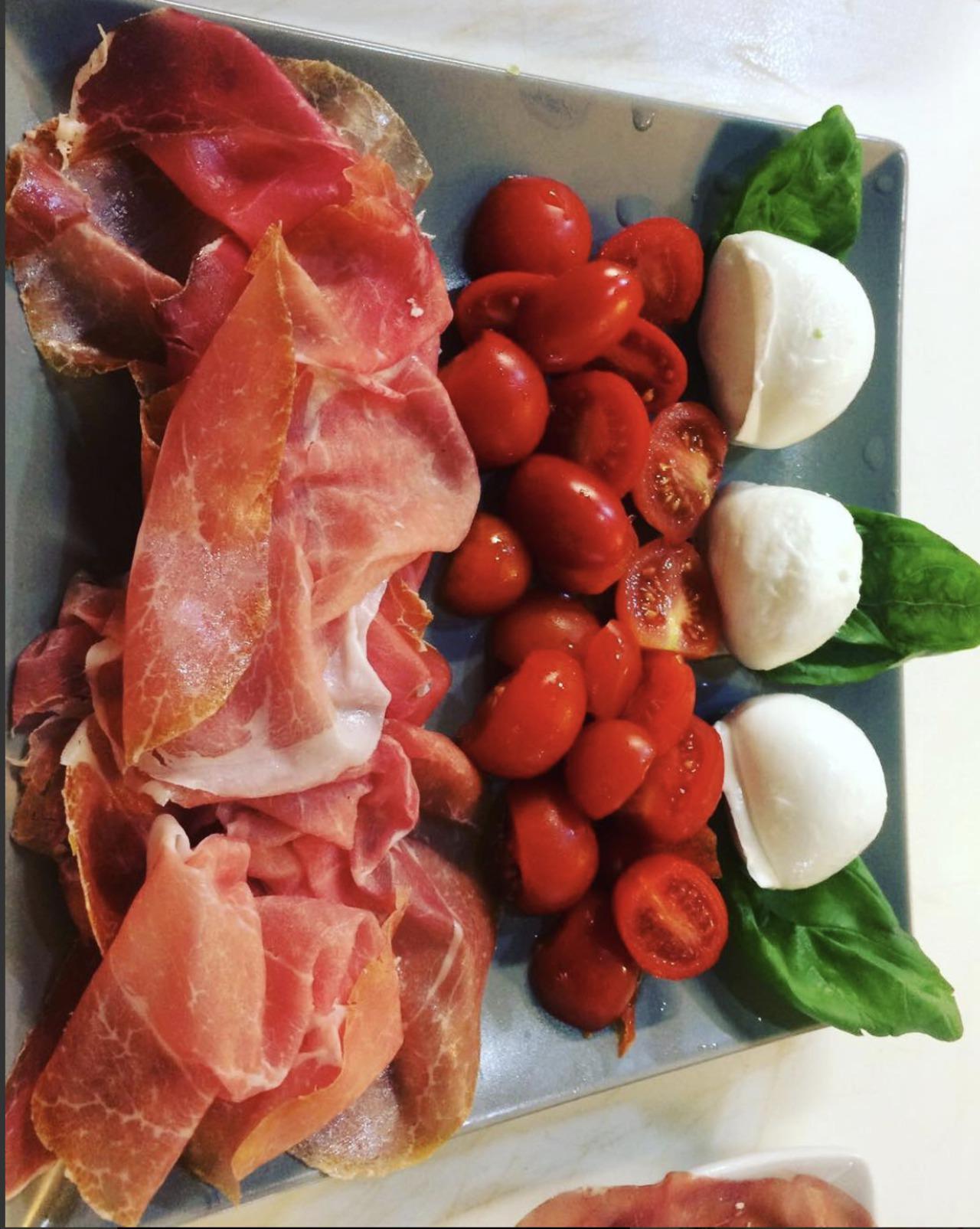 prosciutto, pomodirini, mozzarella