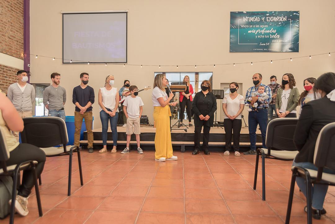 Pastora Cyntia dando la bienvenida a nuevos miembros