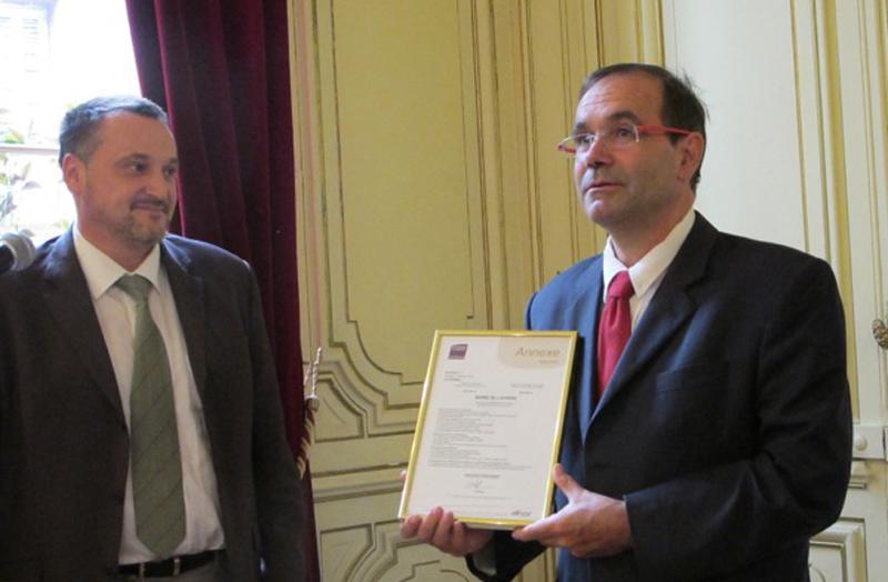 A la grande fierté du personnel municipal, engagé dans de longs efforts de formation, le label AFNOR / Qualiville a été décerné à la Ville de Louviers