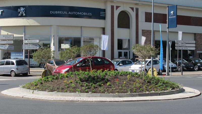 Symbole d'une municipalité réactionnaire : le retour en force du ringard dans la décoration florale de la Ville. Pour qui sonne le glas ? Pour les 3 fleurs si durement gagnées au concours des Villes Fleuries.