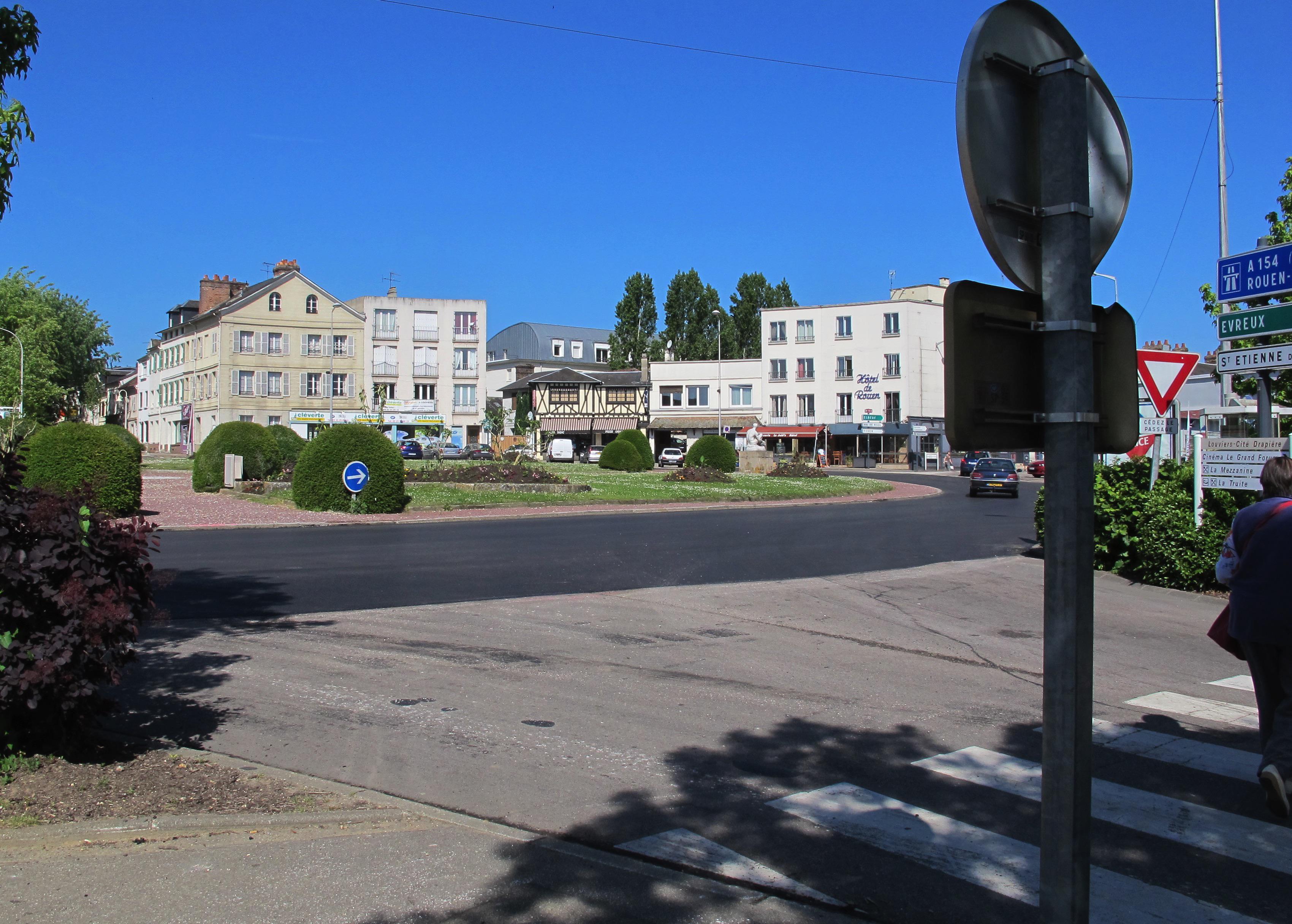 A quand le retour de la mosaïculture pour "décorer" les entrées de la Ville avec un tracteur, des armoiries, un cantonnier ? C'est le retour en force de la décoration ringarde...