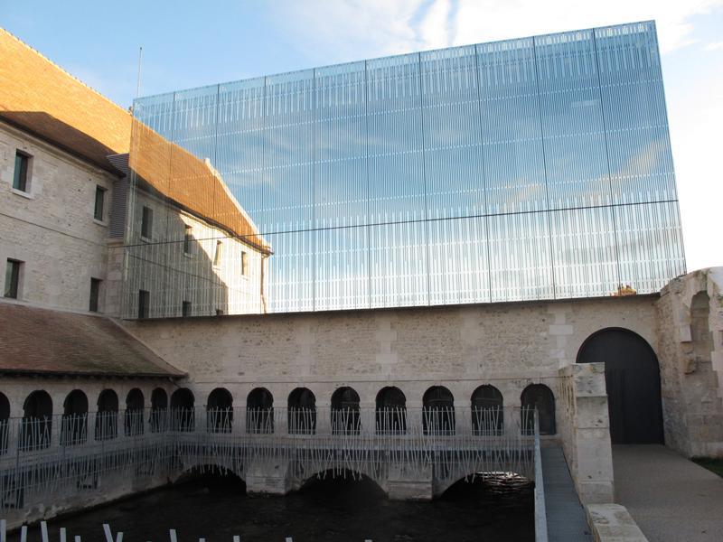 Nous nous réjouissions de voir Louviers mis à l'honneur par le Monde... mais nous ignorions que l'incompétence du maire allait ridiculiser notre ville.