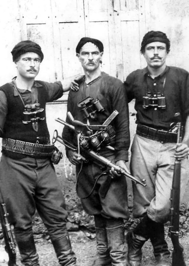 Greek resistance fighters during Nazi invasion of Crete 1941