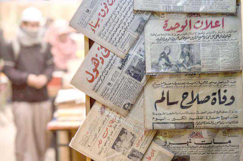 بائعو الصحف يعانون من أزمة الإعلام الورقي في مصر