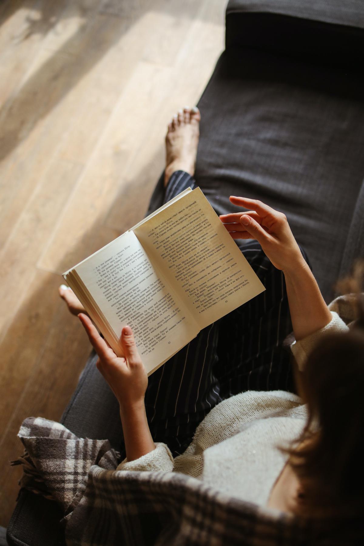 في الوقت الذي تقضيه على وسائل التواصل الاجتماعي كل عام ، يمكنك قراءة 200 كتاب في الوقت الذي تقضيه على وسائل التواصل الاجتماعي كل عام ، يمكنك قراءة 200 كتاب