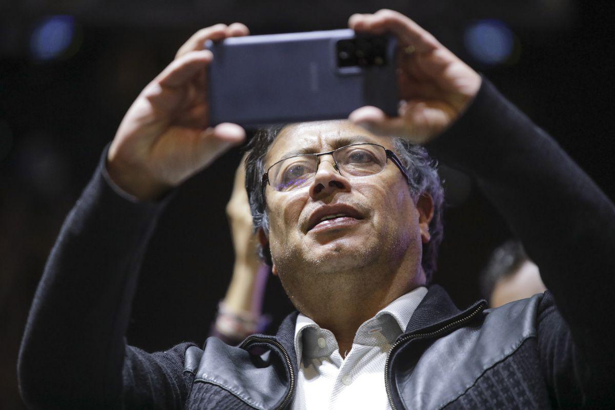  الرئيس الكولومبي يعتمد على تويتر ويراكم في الأخطاء الفادحة