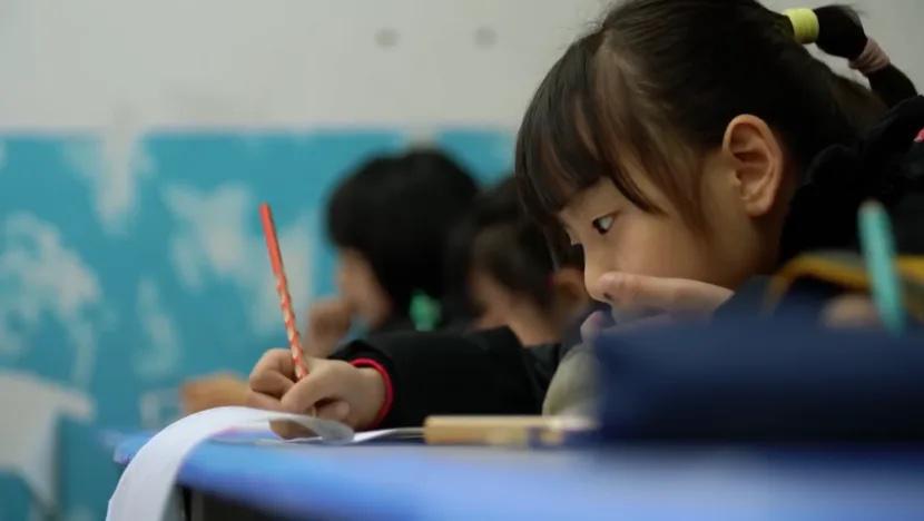 للحد من الإجهاد المدرسي، حظرت الصين الدروس الخصوصية. فكان للسياسة تأثير معاكس