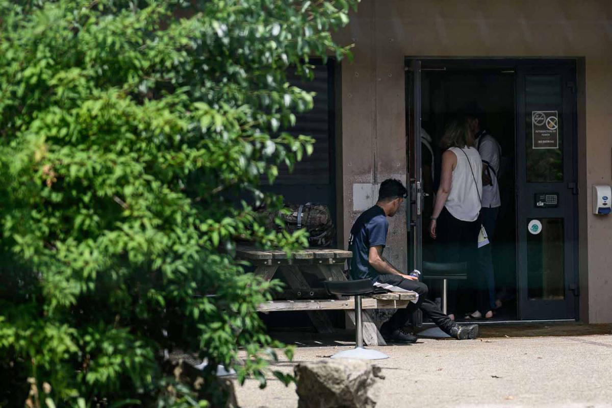 شركات تقدم مكاتبها ليلا لإيواء المشردين في فرنسا شركات تقدم مكاتبها ليلا لإيواء المشردين في فرنسا