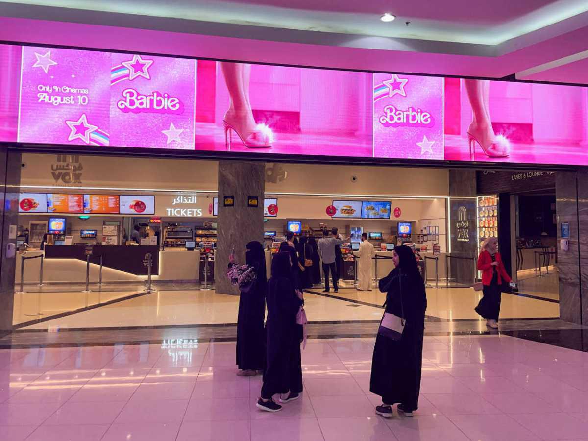 فيلم "باربي"، الذي يعتبر "منحطا" في الكويت، يلقى نجاحًا كبيرًا في السعودية