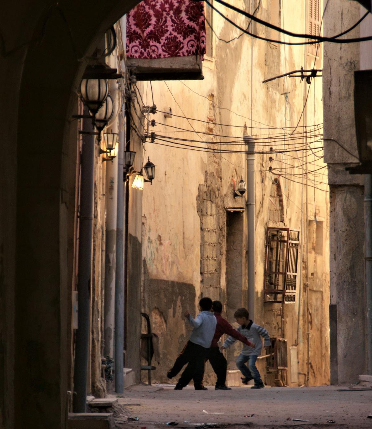 العاصمة الليبية تستعيد بعضا من بريقها مع توقف انقطاع الكهرباء