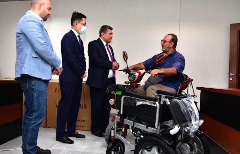 السفارة الصينية بالجزائر تتبرع بكراسي متحركة لذوي الإعاقات