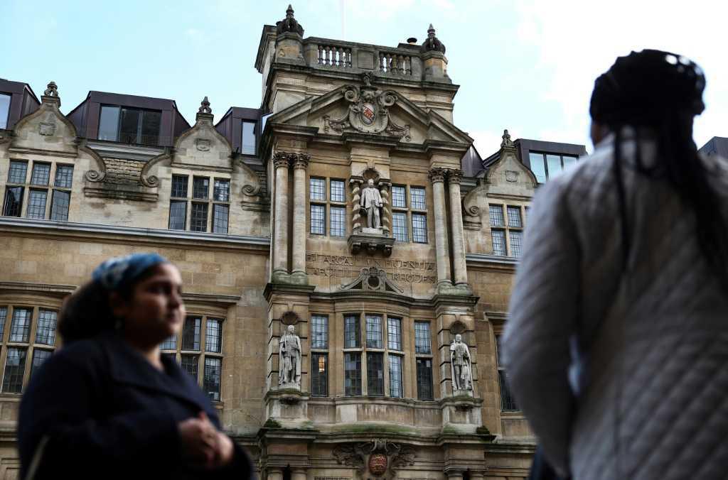 السياح يتعرفون على الجانب المظلم لجامعتي أكسفورد وكامبريدج البريطانيتين السياح يتعرفون على الجانب المظلم لجامعتي أكسفورد وكامبريدج البريطانيتين