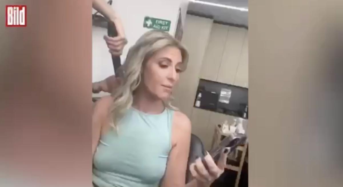 في أستراليا، مذيعة تلفزيونية تتعرى على الهواء مباشرة في أستراليا، مذيعة تلفزيونية تتعرى على الهواء مباشرة