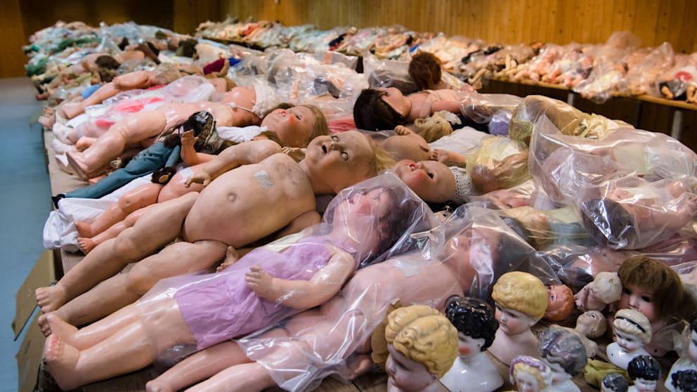 بيع مجموعة مكونة من 2000 دمية من عصر الاشتراكية في ألمانيا بيع مجموعة مكونة من 2000 دمية من عصر الاشتراكية في ألمانيا