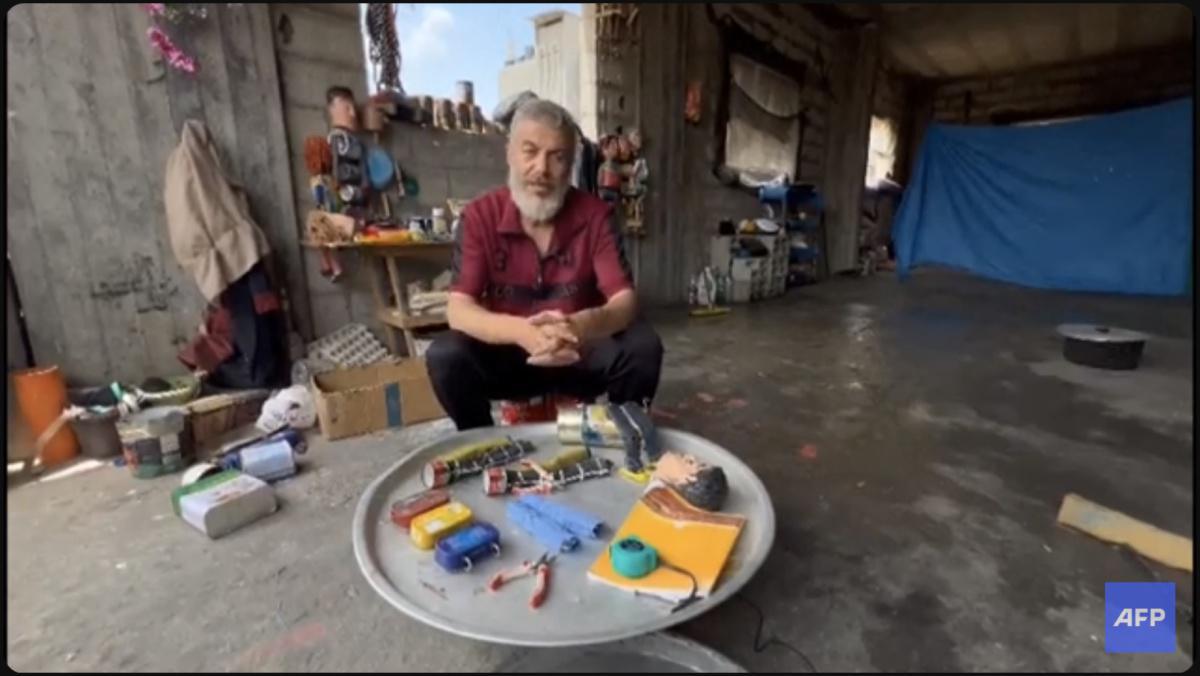 صانع دمى من غزة يحول العلب المعدنية المستعملة إلى ألعاب "تروي قصص النازحين"