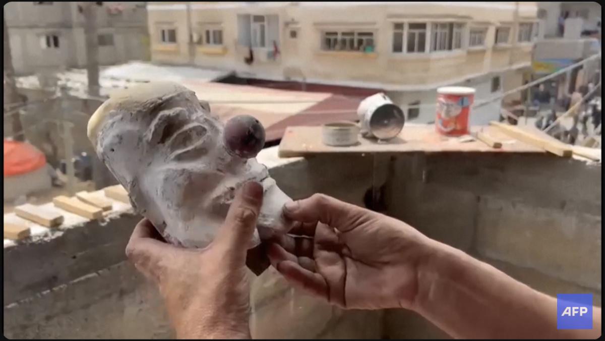 صانع دمى من غزة يحول العلب المعدنية المستعملة إلى ألعاب "تروي قصص النازحين"