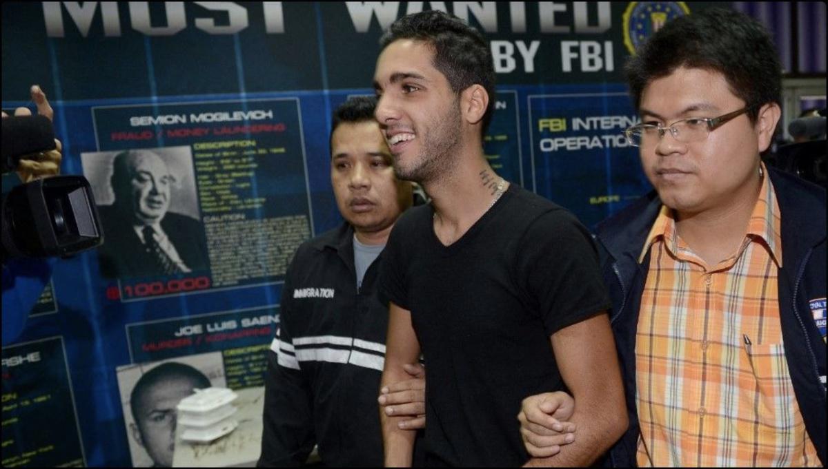 عودة "الهاكر المبتسم" حمزة بن دلاج إلى الجزائر عودة "الهاكر المبتسم" حمزة بن دلاج إلى الجزائر