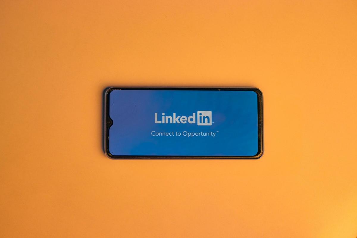 تحول لينكد إن: منصة مهنية تتجه نحو عالم الأخبار والصحافة تحول لينكد إن: منصة مهنية تتجه نحو عالم الأخبار والصحافة