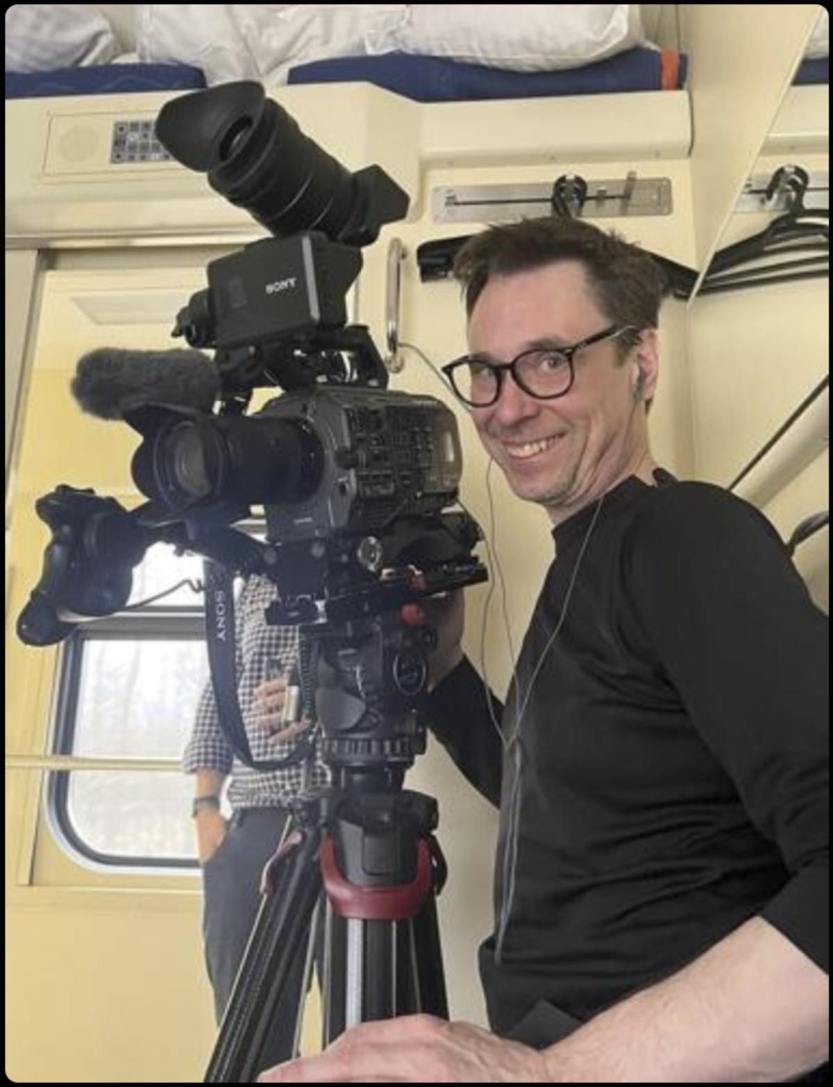 وداعاً آدم بيمبل: عين إنسانية خلف عدسة الصحافة العالمية وداعاً آدم بيمبل: عين إنسانية خلف عدسة الصحافة العالمية