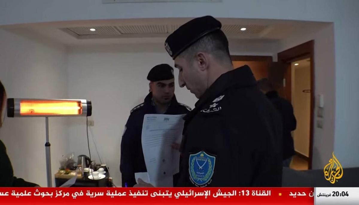 السلطة الفلسطينية توقف بث قناة الجزيرة وسط مخاوف على حرية الصحافة السلطة الفلسطينية توقف بث قناة الجزيرة وسط مخاوف على حرية الصحافة