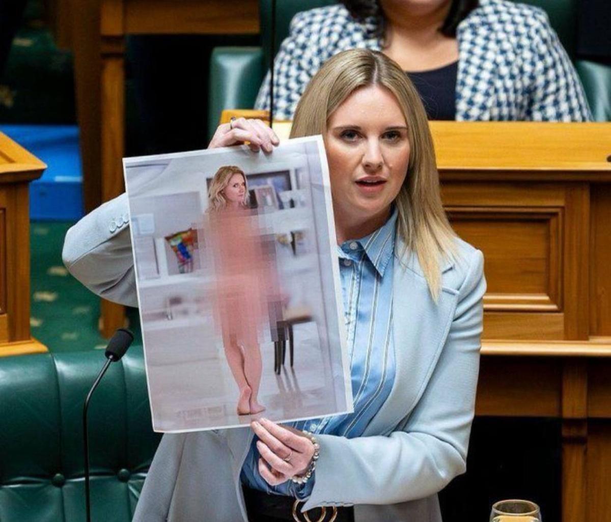 نائبة نيوزيلندية تثير الجدل بعرض صورة مزيفة لها في البرلمان لمكافحة "الديب فيك" نائبة نيوزيلندية تثير الجدل بعرض صورة مزيفة لها في البرلمان لمكافحة "الديب فيك"