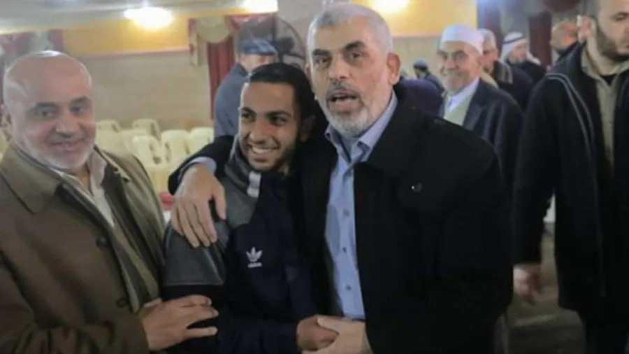 مراسل أم مقاتل متخفي؟ جدل واسع حول مقتل أنس الشريف في غزة مراسل أم مقاتل متخفي؟ جدل واسع حول مقتل أنس الشريف في غزة