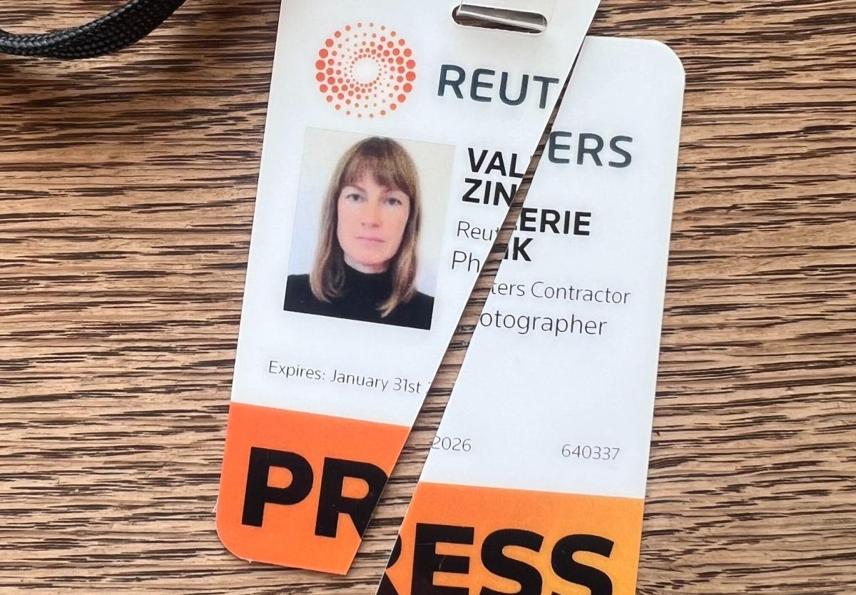 صحافية تمزق بطاقة رويترز احتجاجا على تبرير الوكالة اغتيال الصحافيين في غزة صحافية تمزق بطاقة رويترز احتجاجا على تبرير الوكالة اغتيال الصحافيين في غزة