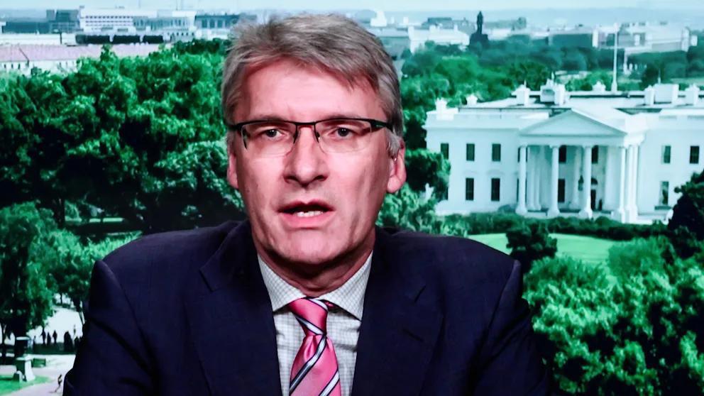 مستشار ترامب يهدد صحفيًا ألمانيًا بسحب التأشيرة مستشار ترامب يهدد صحفيًا ألمانيًا بسحب التأشيرة