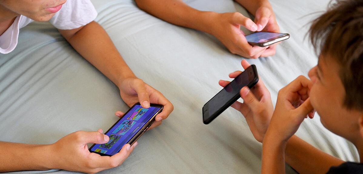 حقيقة الأخبار الزائفة: لماذا يسقط المراهقون في فخ التضليل الرقمي؟ حقيقة الأخبار الزائفة: لماذا يسقط المراهقون في فخ التضليل الرقمي؟