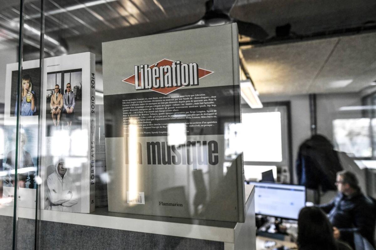 كيف تستخدم «ليبراسيون» الذكاء الاصطناعي بشفافية 