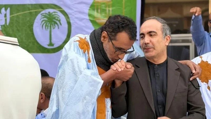 تقبيل يد السفير الإيراني يربك الساحة الموريتانية تقبيل يد السفير الإيراني يربك الساحة الموريتانية