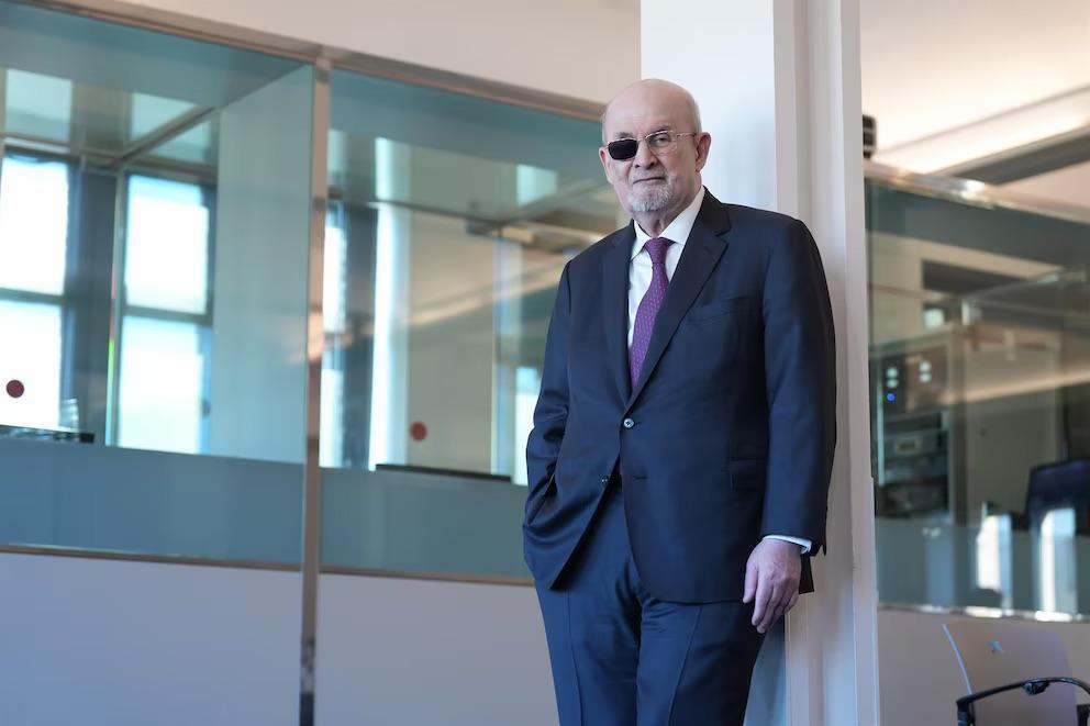 رشدي بين ذاكرة الفتوى وقلق الرقابة الجديدة رشدي بين ذاكرة الفتوى وقلق الرقابة الجديدة