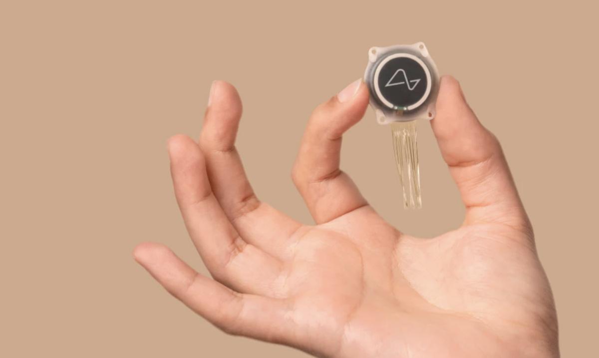 رائد تجربة «نيورالينك» يكشف مئة يوم مع الشريحة الدماغية