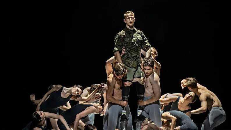 محارب أوكراني يرقص باليه بدون أرجل