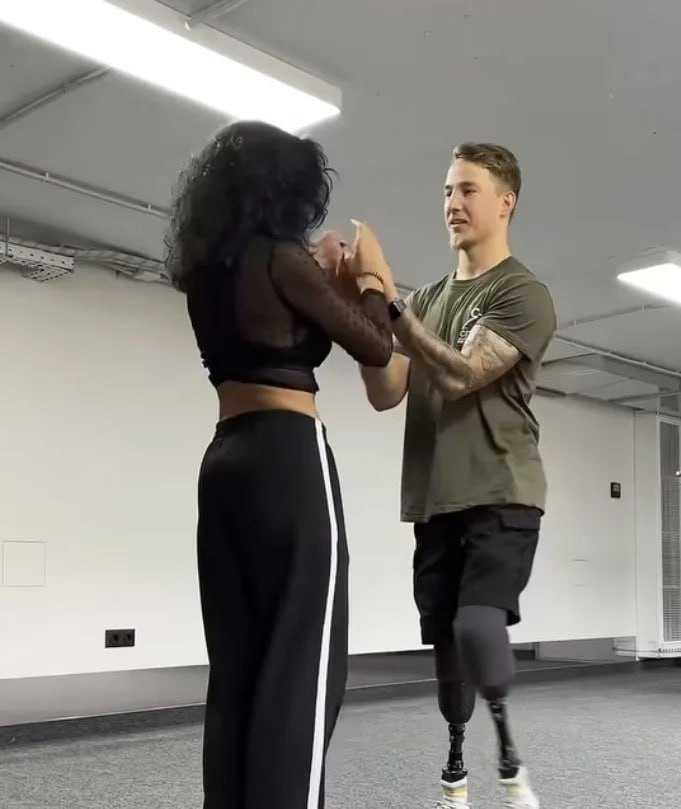 محارب أوكراني يرقص باليه بدون أرجل